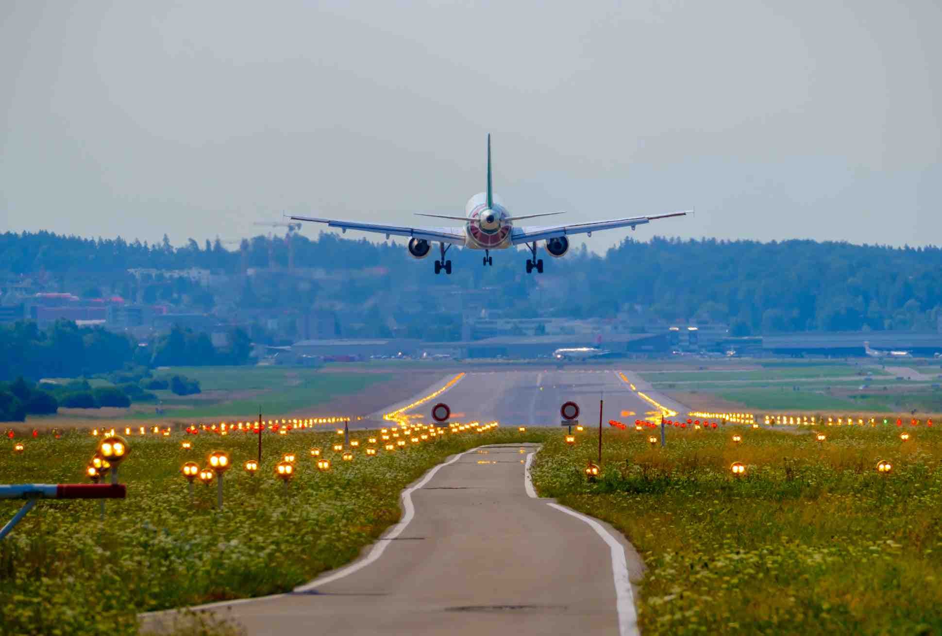 Bild eines ankommenden Flugzeugs. Perfekter Flughafentransfer-Service – pünktlich, zuverlässig und komfortabel. Jetzt buchen!